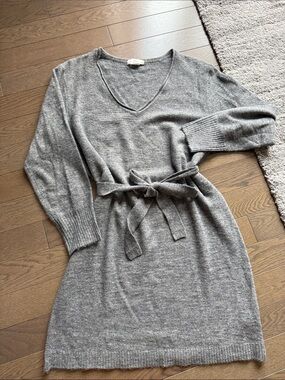 Cozy Gray V-Neck Long Sleeve Belted Knit Dress